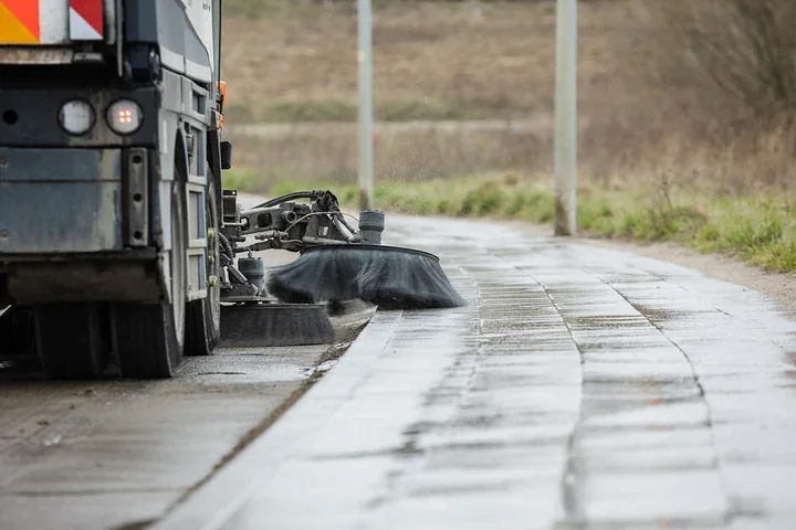 Wiosenne porządki w Gdańsku – ruszyło mycie przystanków, chodników i ulic