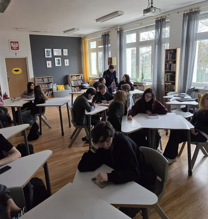 Nastolatki na lekcji o sieci - policja ostrzegła przed fałszywymi profilami