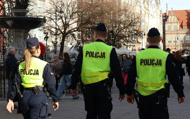 Nagłe wzmocnienie patroli w Gdańsku - ponad 20 policjantów spaceruje po Śródmieściu