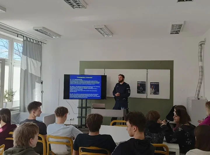 Hejt w sieci pod lupą w gdańskim liceum - policjanci pokazali skutki