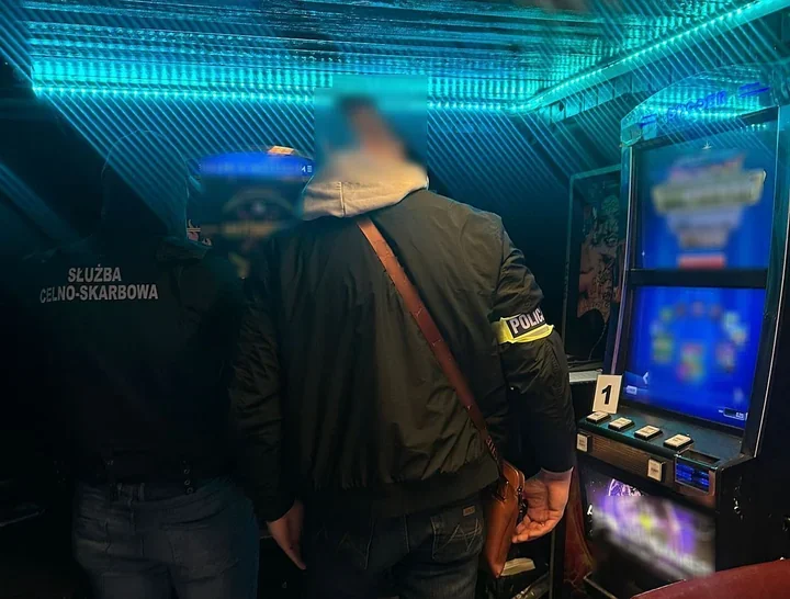 Nielegalne salony w Gdańsku - policja zabezpieczyła 10 automatów i 8.500 zł