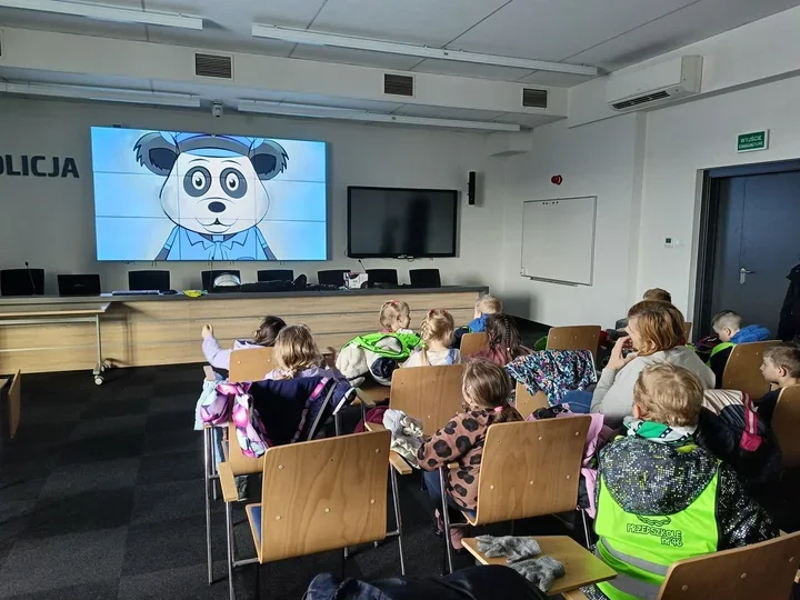 Przedszkolaki oprowadzone po komisariacie - radiowóz i ostrzeżenia przed lodem