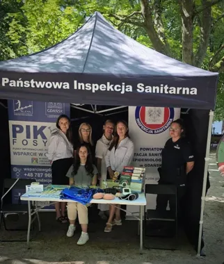 Na plaży w Jelitkowie zamiast beztroski - rozmowy o bezpieczeństwie