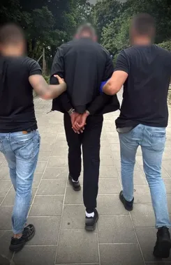 Gazem, ciosem i wepchnięciem do stawu. 45-latek podejrzany o rozbój