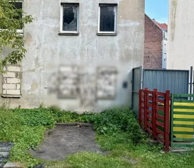 15-latek malował nazistowskie symbole i uszkodził Audi. Fotografował swoje czyny