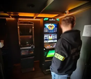Pięć automatów i prawie 9 tys. zł. Policja weszła do dwóch lokali