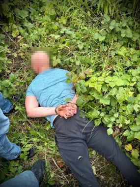 Uciekał przez las przed policjantami. W walizce były narkotyki