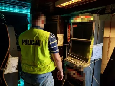 Pięć automatów, gotówka i podejrzenie kradzieży prądu w Gdańsku