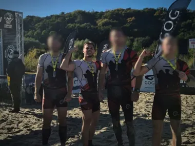 Czterech policjantów wygrało bieg w błocie i wodzie. 6 km przeszkód