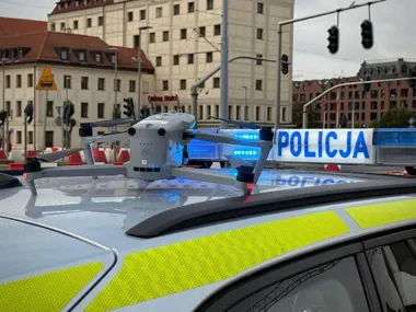 Czerwone światło przy Podwalu Przedmiejskim. Policja używa drona