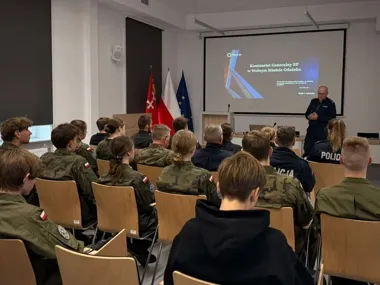 Za murami gdańskiej komendy. Uczniowie poznali jej historię i zagrożenia