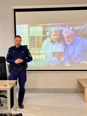Seniorzy w Gdańsku poznali metody oszustów. Policja pokazała, jak reagować