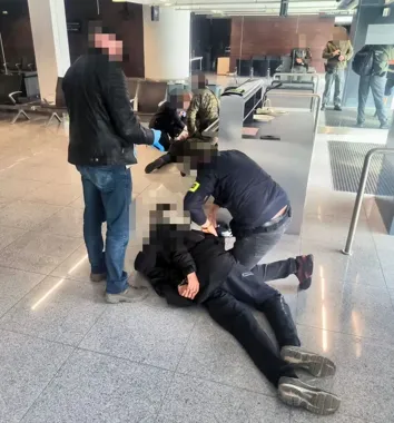 Nożem zmusili do wypłat z bankomatu - wpadli, zanim wsiedli do samolotu