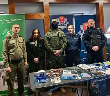 W Gdańsku policjanci pokazali młodzieży kulisy służby i przyszły mundur