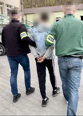 Kot pod blokiem nie odszedł - monitoring ujawnił brutalny gest 20-latka