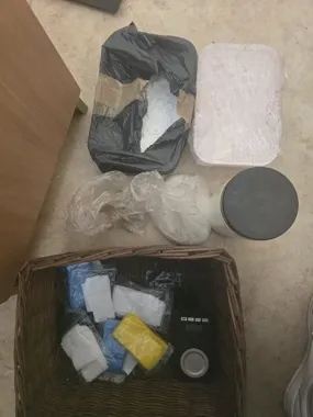 Jedno mieszkanie, dwa zatrzymania - policja odkryła narkotyki i wymuszenie