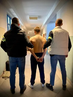 Uciekł przez okno z narkotykami - w mieszkaniu była też atrapa broni