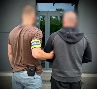 Cuchnąca ciecz zniszczyła restauracyjną łazienkę - policja znalazła narkotyki