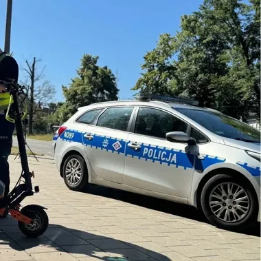 Sekunda nieuwagi i dwie 16-latki skończyły w szpitalu po upadku na hulajnodze