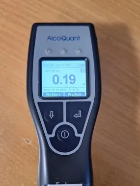 Twierdził, że przyszedł pieszo - po komisariacie odjechał autem z 0,40 promila