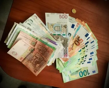 Wytrychy i łupy w aucie - włamywacz schował się na poddaszu