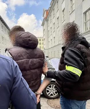 Wybił szybę znakem drogowym, by ukraść kwiaty koleżankom