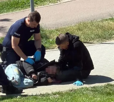 Zasłabł przed komisariatem w Gdańsku - policjanci z Przymorza ruszyli od razu