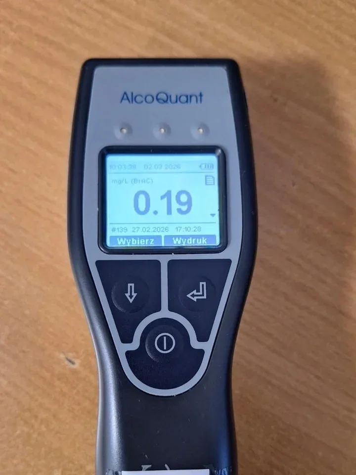 Twierdził, że przyszedł pieszo - po komisariacie odjechał autem z 0,40 promila