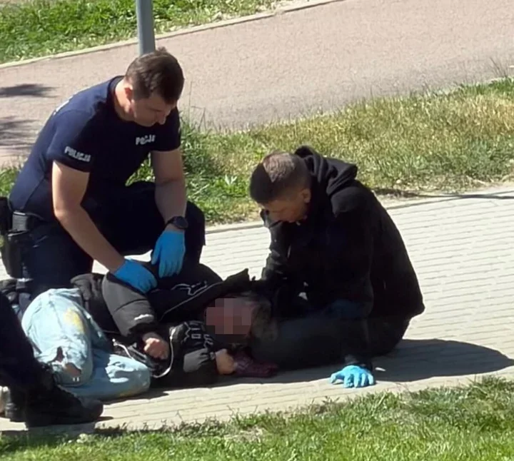 Zasłabł przed komisariatem w Gdańsku - policjanci z Przymorza ruszyli od razu