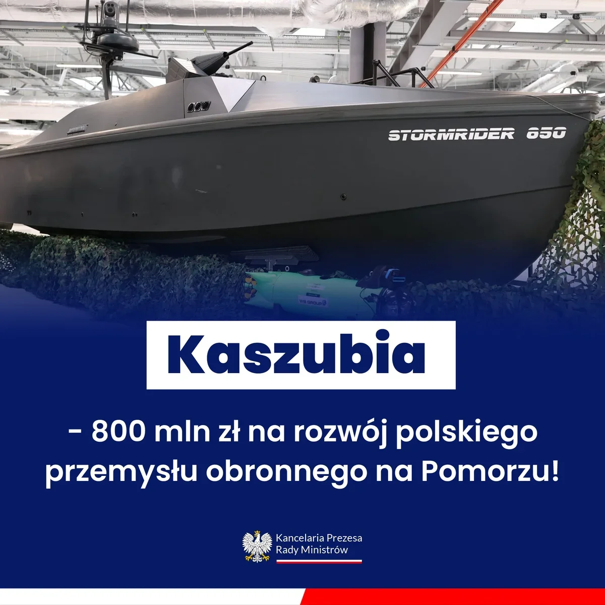 W hali wystawowej prezentowana jest szara łódź STORMRIDER 650 oraz torpeda pod kadłubem, a do zdjęcia dołączono informację o 800 mln zł na rozwój przemysłu obro