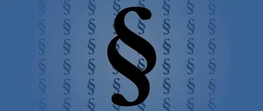 Grafika przedstawia duży czarny znak paragrafu na niebieskim tle z powtarzającymi się mniejszymi znakami paragrafu.