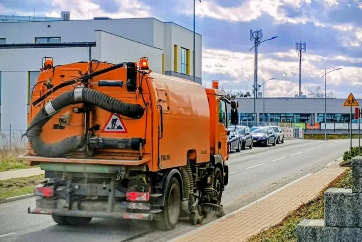 Wiosenne porządki wjeżdżają na kolejne ulice Pruszcza Gdańskiego