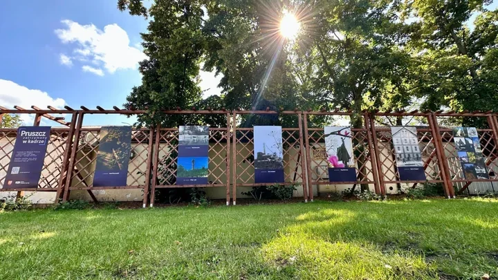 Fotografie konkursowe pojawiły się na miejskich pergolach w centrum Pruszcza