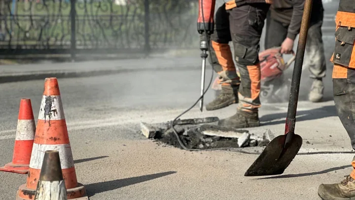 Po zimie drogowcy wchodzą na ulice Pruszcza Gdańskiego z gorącym asfaltem