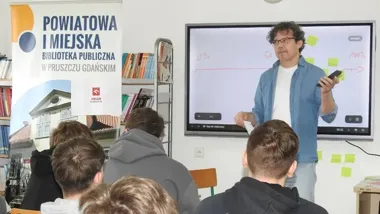 Młodzież z Pruszcza uczy się nie ufać automatom – warsztaty o AI w bibliotece