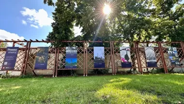 Fotografie konkursowe pojawiły się na miejskich pergolach w centrum Pruszcza