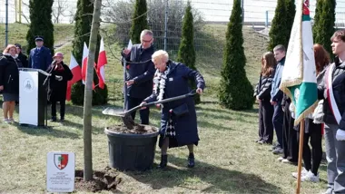 Dąb pamięci połączył szkolny dziedziniec z Katyniem