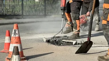 Po zimie drogowcy wchodzą na ulice Pruszcza Gdańskiego z gorącym asfaltem