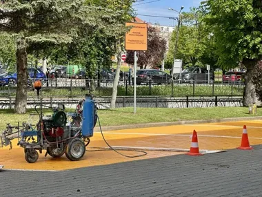 W Pruszczu Gdańskim odnawiają linie na ulicach. Część znaków wróci jeszcze dwa razy