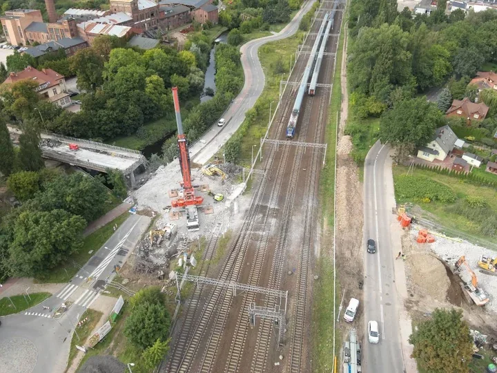 Ruch pod estakadą wróci wcześniej. Są też zmiany dla pieszych