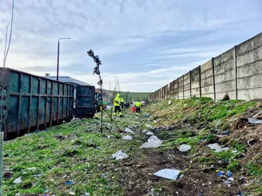 Wiatr wywiał lekkie odpady poza teren zakładu – trwa sprzątanie