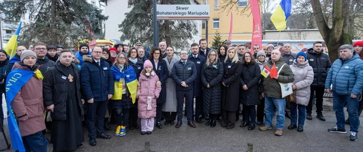 Znicze na skwerze Bohaterów Mariupola – Gdańsk uczcił czwartą rocznicę wojny