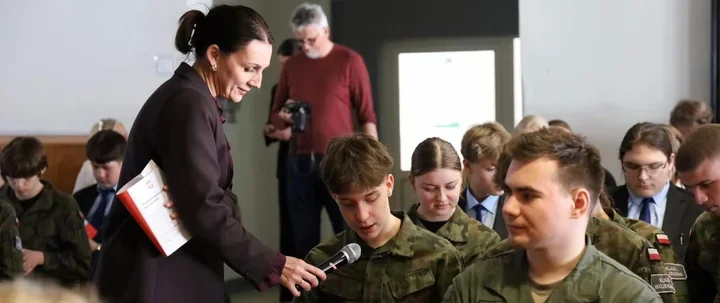 Wojewoda rozmawiała z uczniami IV LO o obronie cywilnej i plecakach ewakuacyjnych