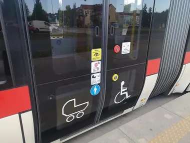Wózek w autobusie bez dopłaty i z kilkoma ważnymi zasadami